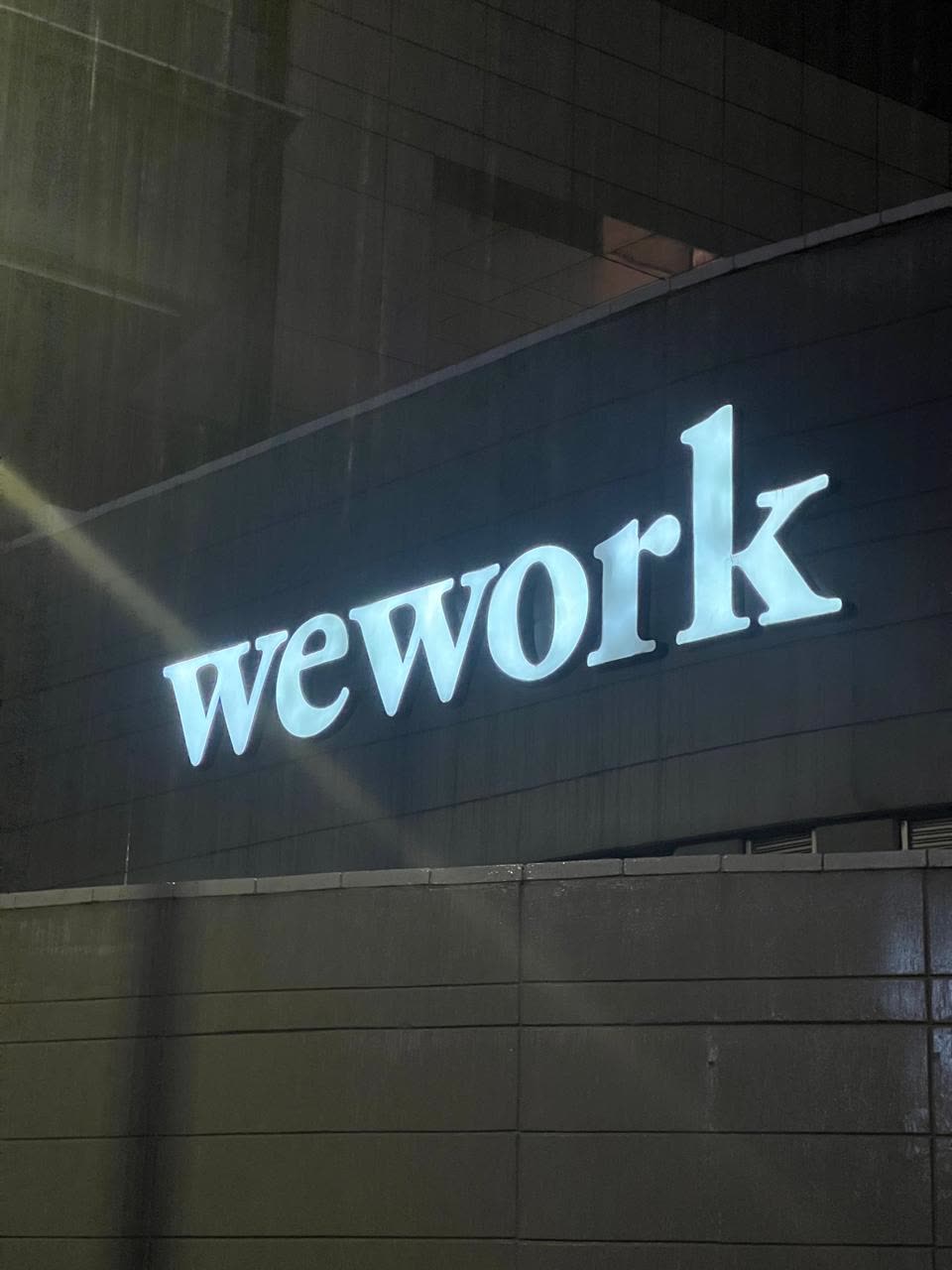 WeWork neón